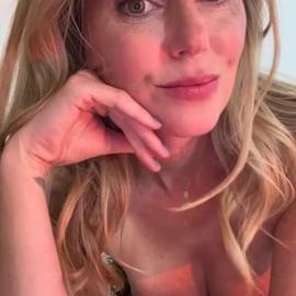 Diora Baird Christmas Strip Tease Onlyfans Leak
