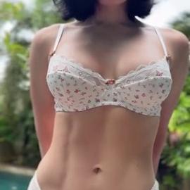 Foxy- Sexy Babe Penetrated