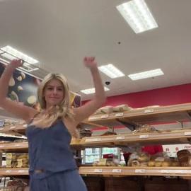 Madisyn Shipman – Dancing Braless In The Market (Tiktok)
